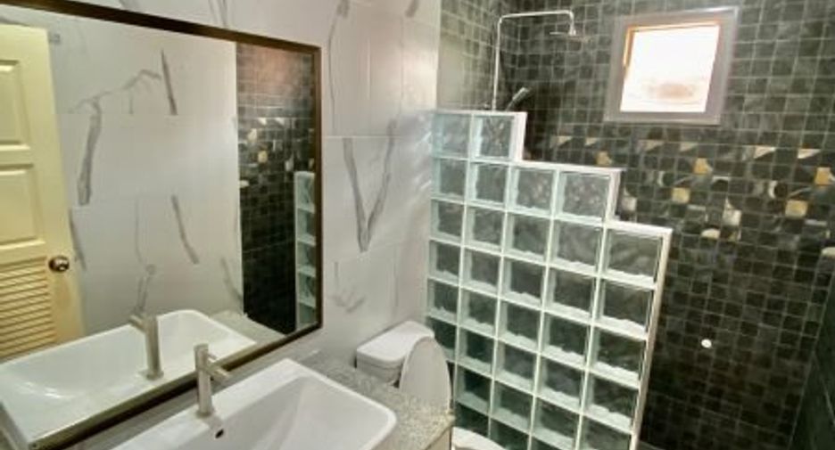 Casa en alquiler de 5 habitaciones en Bang Lamung, Chonburi