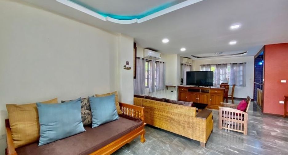 Casa en alquiler de 5 habitaciones en Bang Lamung, Chonburi