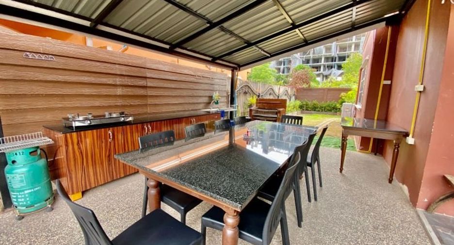 Casa en alquiler de 5 habitaciones en Bang Lamung, Chonburi
