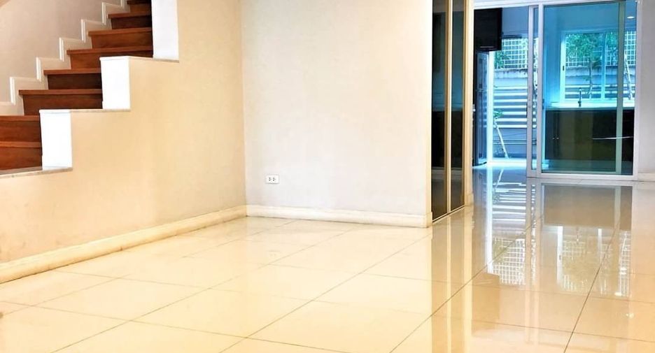 For rent 2 Beds townhouse in Khlong Toei, Bangkok
