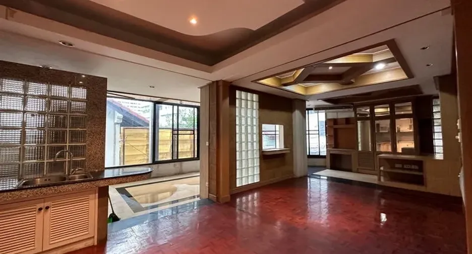 For rent 5 bedrooms townhouse in Khlong Toei, Bangkok