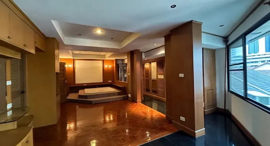 For rent 5 bedrooms townhouse in Khlong Toei, Bangkok