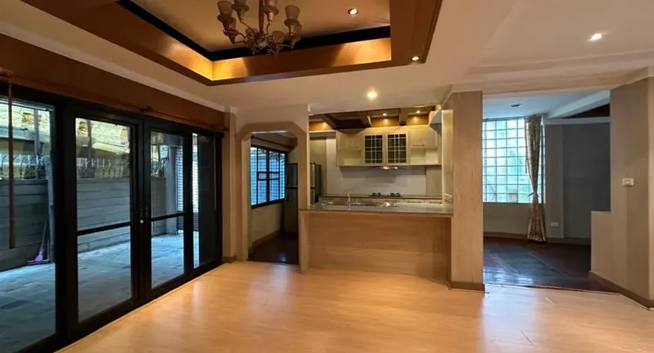 For rent 5 bedrooms townhouse in Khlong Toei, Bangkok