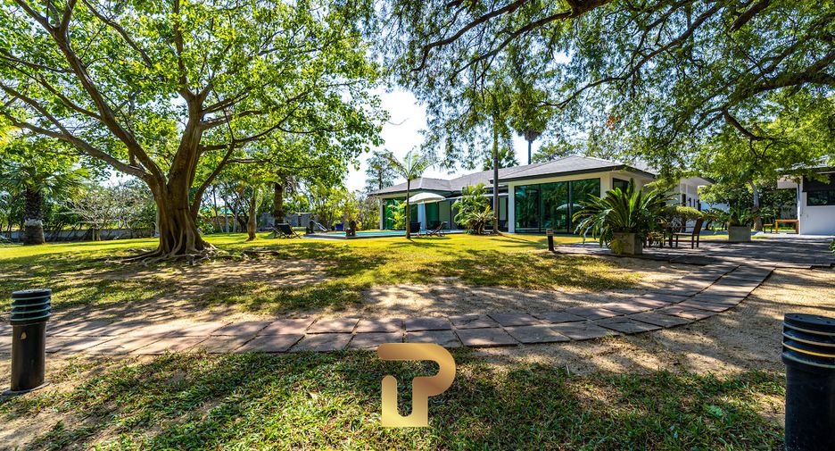 For sale 4 bedrooms villa in Cha Am, Phetchaburi
