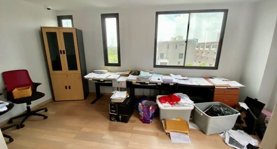For sale office in Yan Nawa, Bangkok