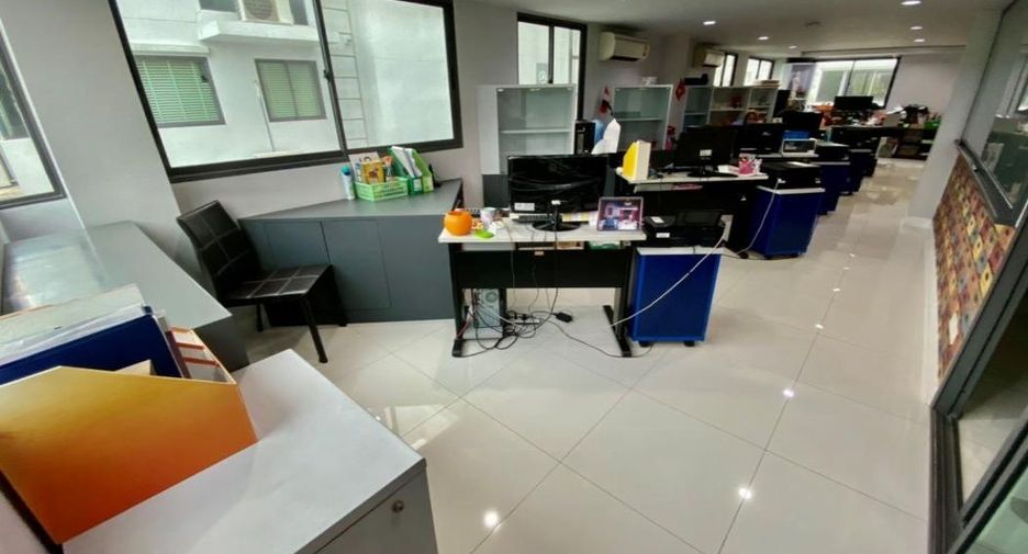 For sale office in Yan Nawa, Bangkok