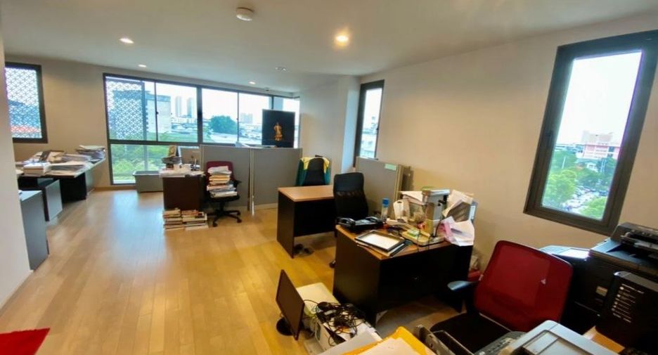 For sale office in Yan Nawa, Bangkok