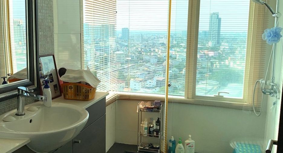 For sale 3 bedrooms condo in Khlong San, Bangkok