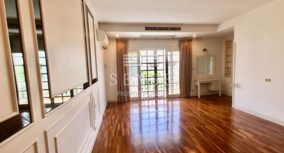 For rent 3 bedrooms townhouse in Watthana, Bangkok