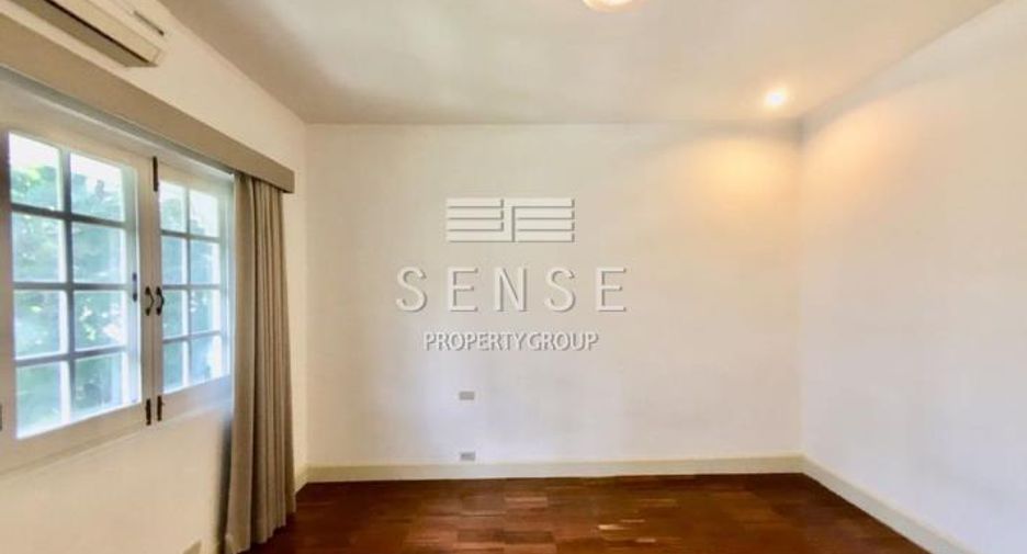 For rent 3 bedrooms townhouse in Watthana, Bangkok