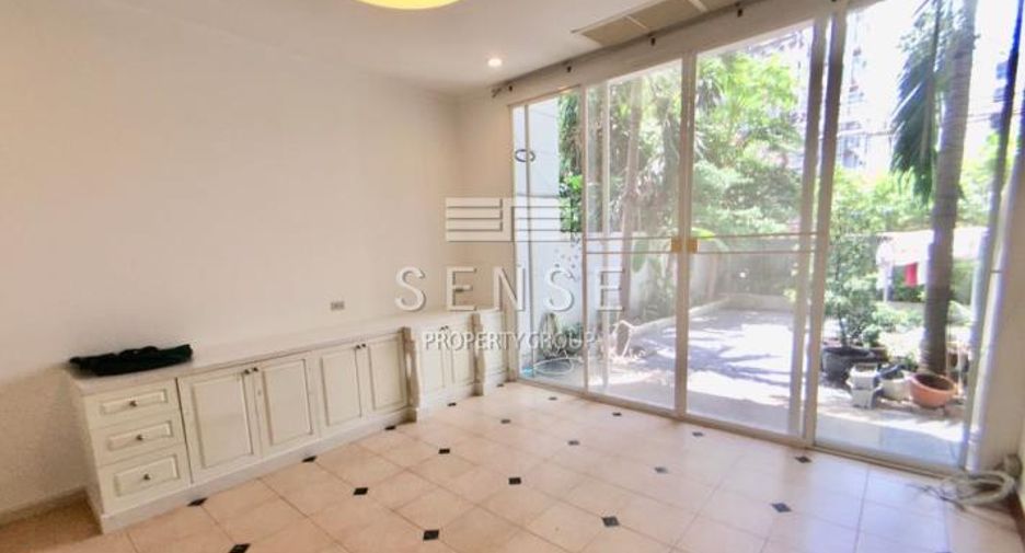 For rent 3 bedrooms townhouse in Watthana, Bangkok