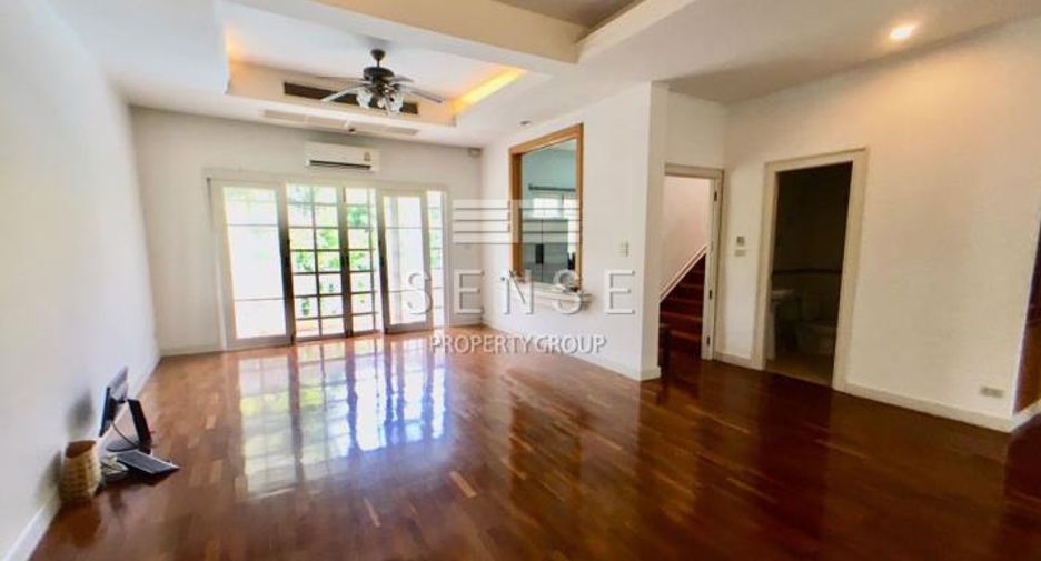 For rent 3 bedrooms townhouse in Watthana, Bangkok