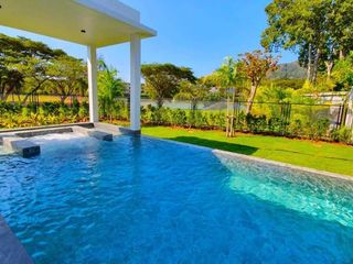 À louer et à vendre 4 chambres villa à Mueang Phuket, Phuket