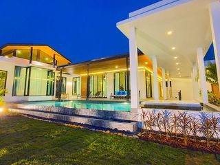 À louer et à vendre 4 chambres villa à Mueang Phuket, Phuket