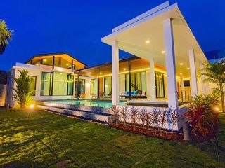 À louer et à vendre 4 chambres villa à Mueang Phuket, Phuket