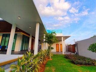 À louer et à vendre 4 chambres villa à Mueang Phuket, Phuket