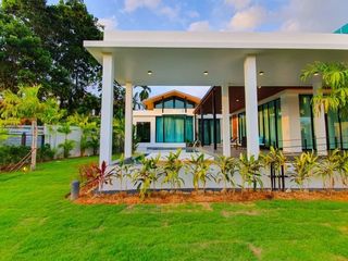 À louer et à vendre 4 chambres villa à Mueang Phuket, Phuket