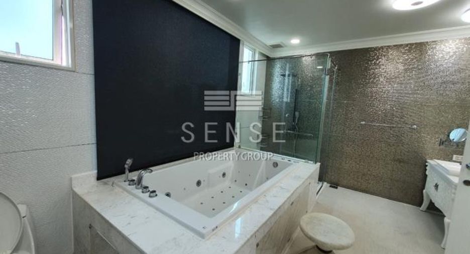 For sale 4 bedrooms condo in Watthana, Bangkok