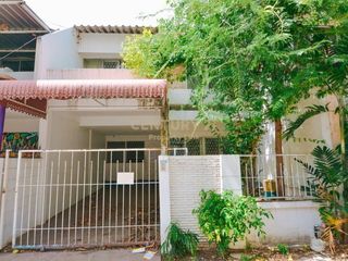 出租 2 卧室 联排别墅 在 Khlong Toei, 曼谷