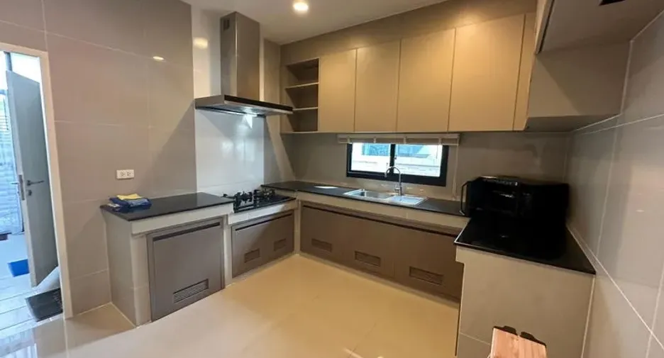 出租 和 出售 4 卧室 独立屋 在 Lam Luk Ka, Pathum Thani