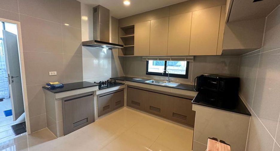 For sale and for rent 4 bed house in Lam Luk Ka, Pathum Thani