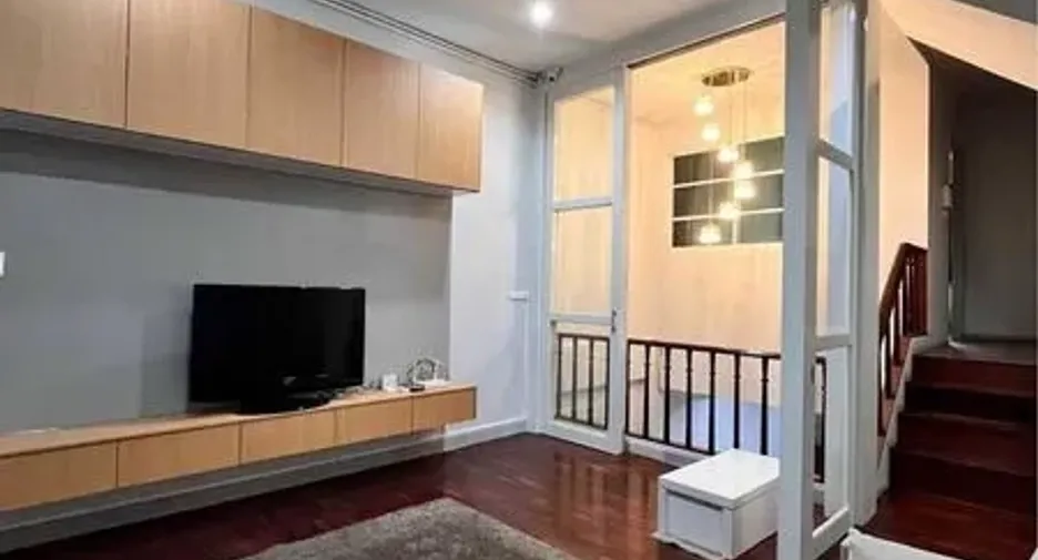 Reihenhaus zur Miete mit 3 Zimmer in Phra Khanong, Bangkok