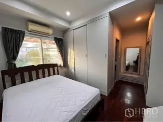 For rent 3 bedrooms townhouse in Phra Khanong, Bangkok