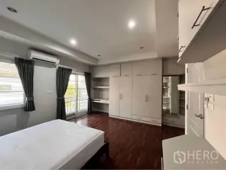 For rent 3 bedrooms townhouse in Phra Khanong, Bangkok
