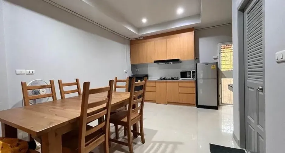 Reihenhaus zur Miete mit 3 Zimmer in Phra Khanong, Bangkok