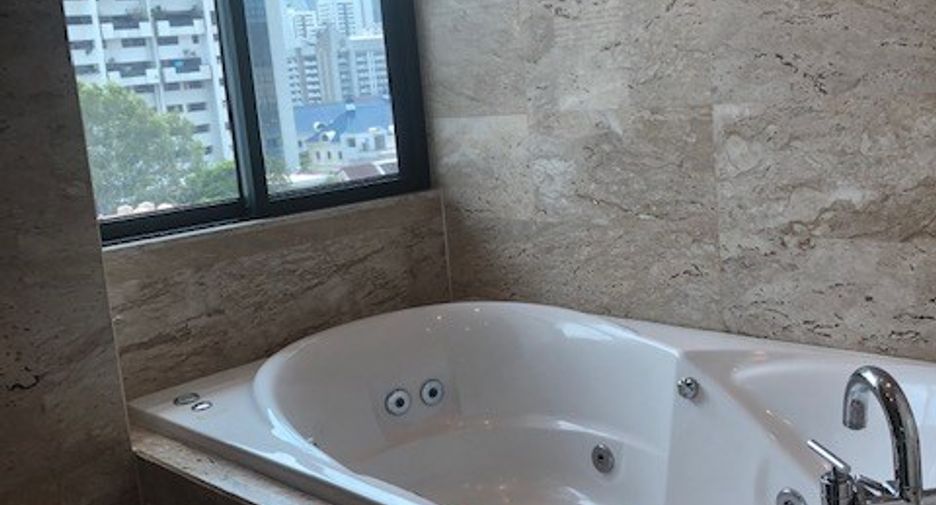 For sale 3 bedrooms condo in Watthana, Bangkok