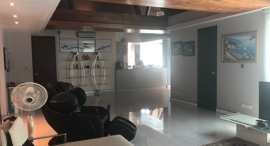For sale 3 bedrooms condo in Watthana, Bangkok