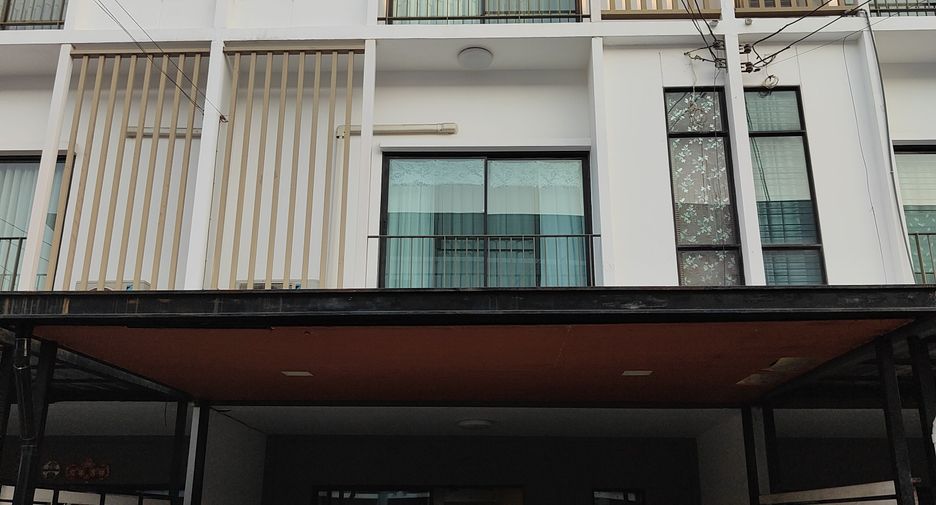 For sale 3 bed townhouse in Saphan Sung, Bangkok