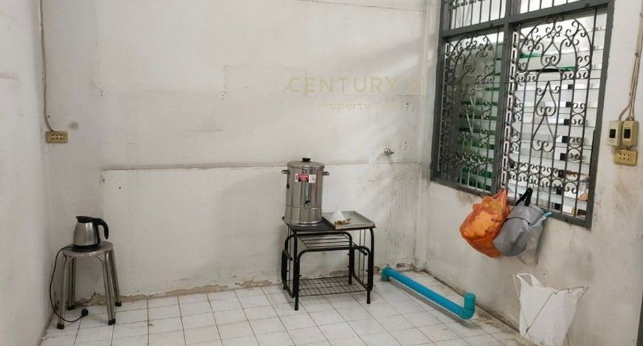 For sale 3 bedrooms townhouse in Huai Khwang, Bangkok