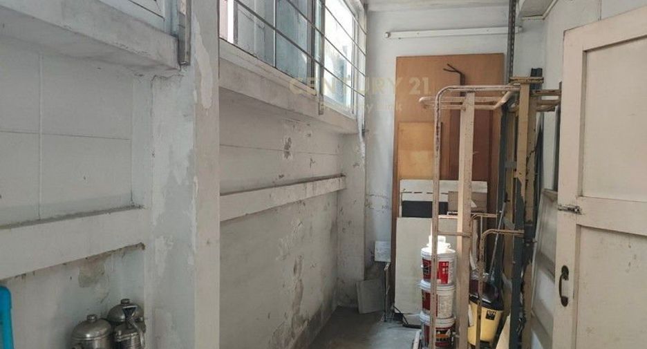 For sale 3 bedrooms townhouse in Huai Khwang, Bangkok