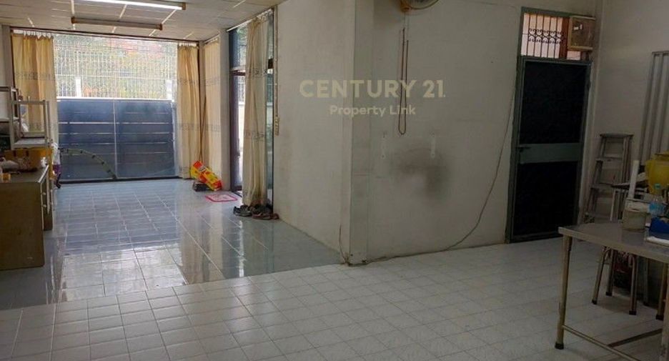 For sale 3 bedrooms townhouse in Huai Khwang, Bangkok