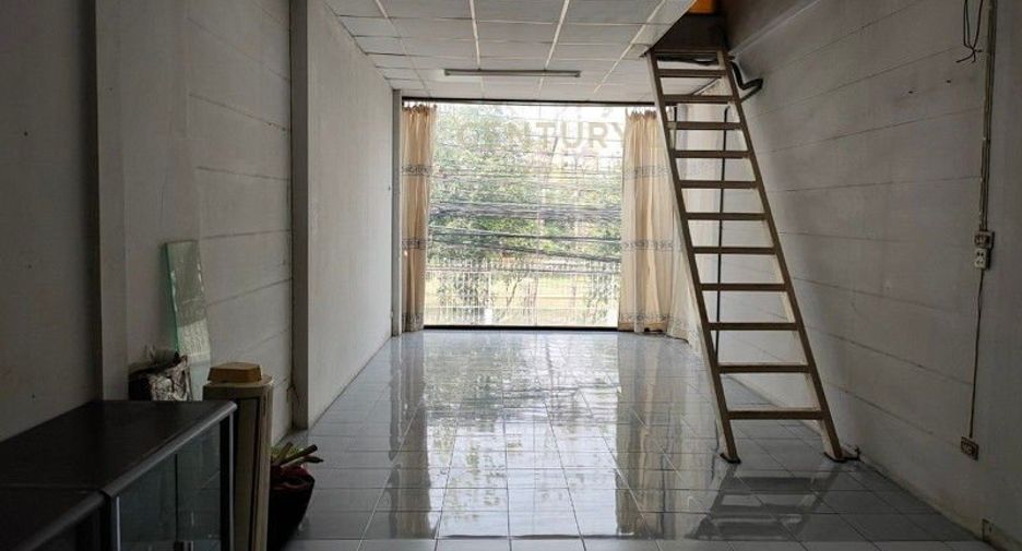 For sale 3 bedrooms townhouse in Huai Khwang, Bangkok