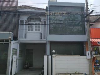 For sale 3 bedrooms townhouse in Huai Khwang, Bangkok