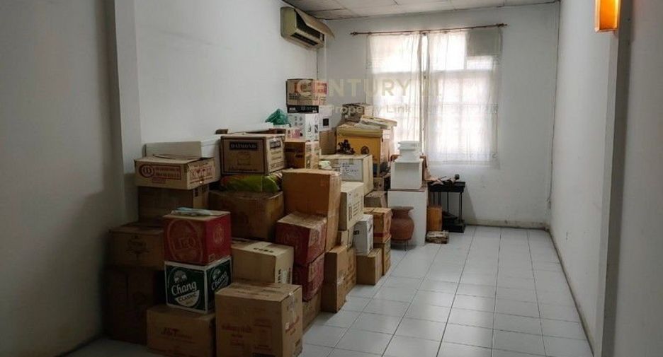 For sale 3 bedrooms townhouse in Huai Khwang, Bangkok