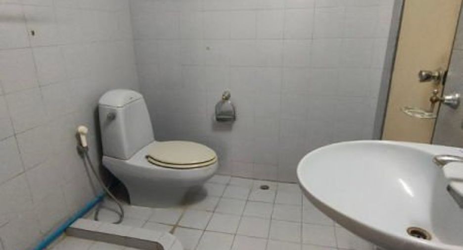 For sale 3 bedrooms townhouse in Huai Khwang, Bangkok