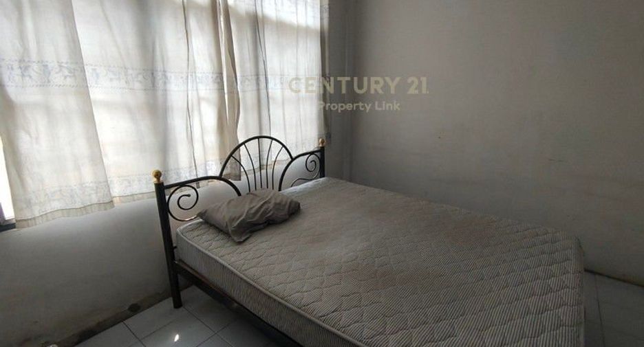 For sale 3 bedrooms townhouse in Huai Khwang, Bangkok
