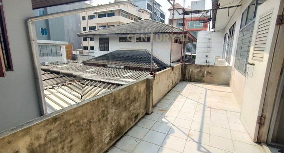 For sale 3 bedrooms townhouse in Huai Khwang, Bangkok