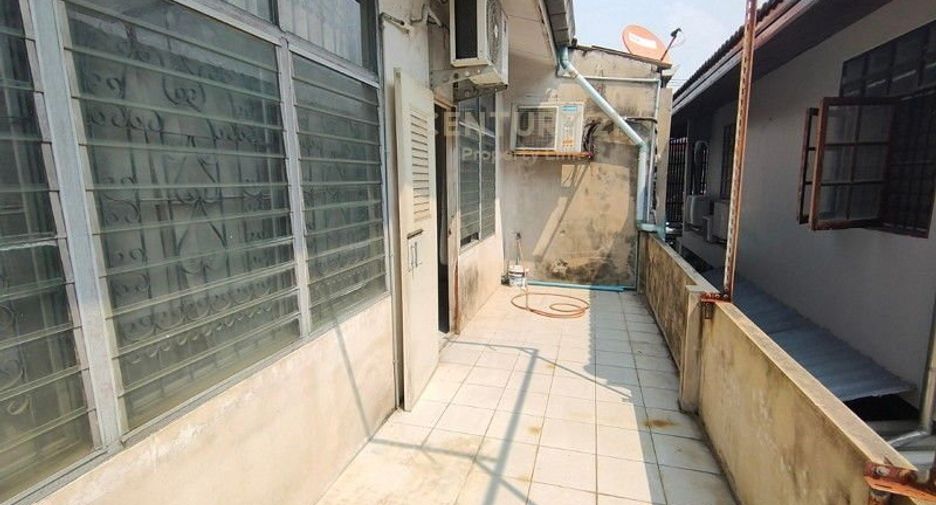 For sale 3 bedrooms townhouse in Huai Khwang, Bangkok