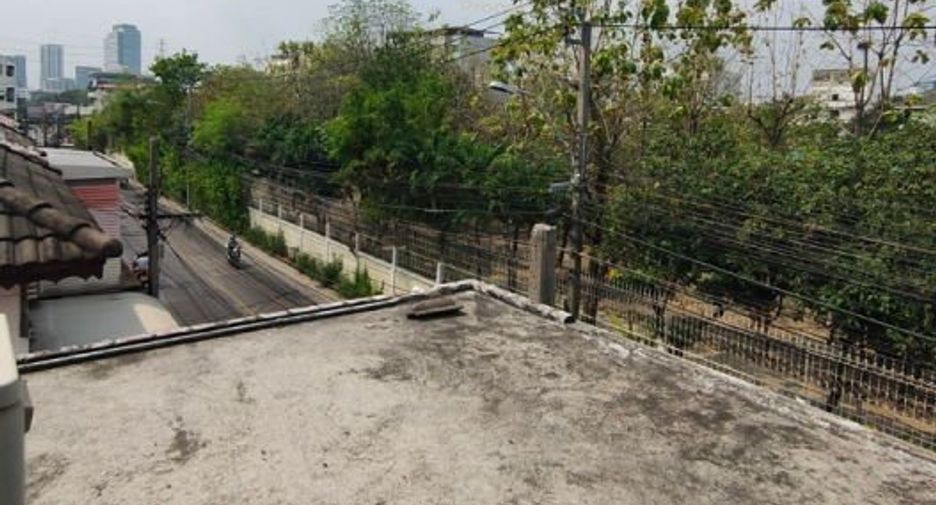 For sale 3 bedrooms townhouse in Huai Khwang, Bangkok