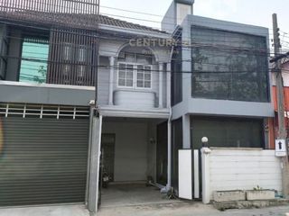 For sale 3 bedrooms townhouse in Huai Khwang, Bangkok