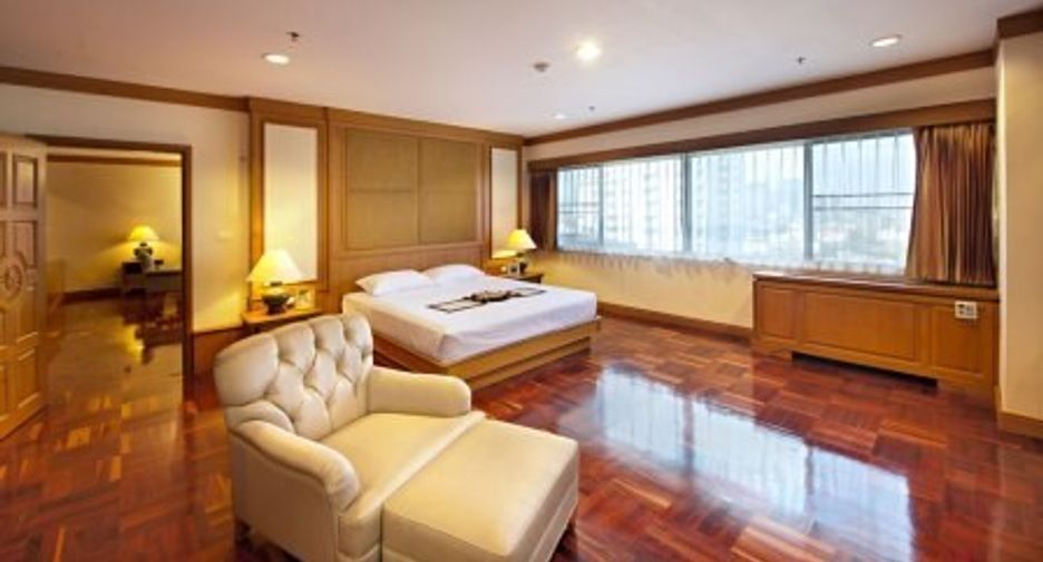 For rent 3 bedrooms condo in Watthana, Bangkok
