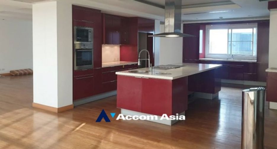 For sale 6 bed townhouse in Khlong Toei, Bangkok