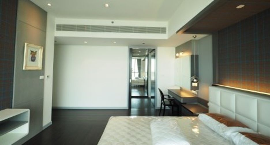À louer et à vendre 3 chambres condo à Yan Nawa, Bangkok