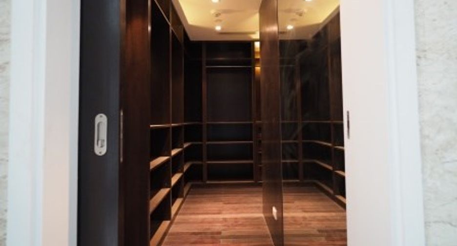 À louer et à vendre 3 chambres condo à Yan Nawa, Bangkok