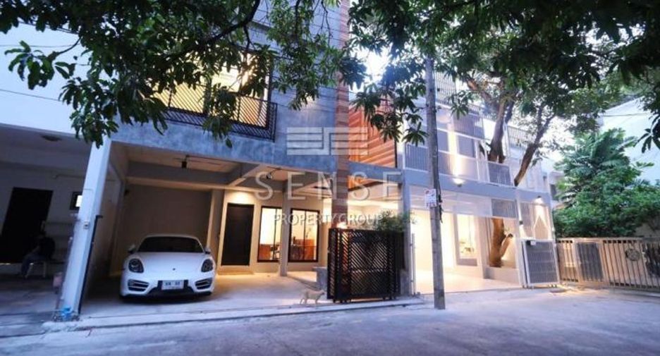 Reihenhaus zur Miete mit 3 Zimmer in Khlong Toei, Bangkok
