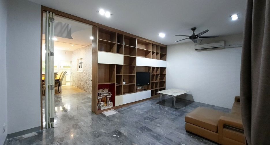 For rent and for sale 5 bed townhouse in Suan Luang, Bangkok